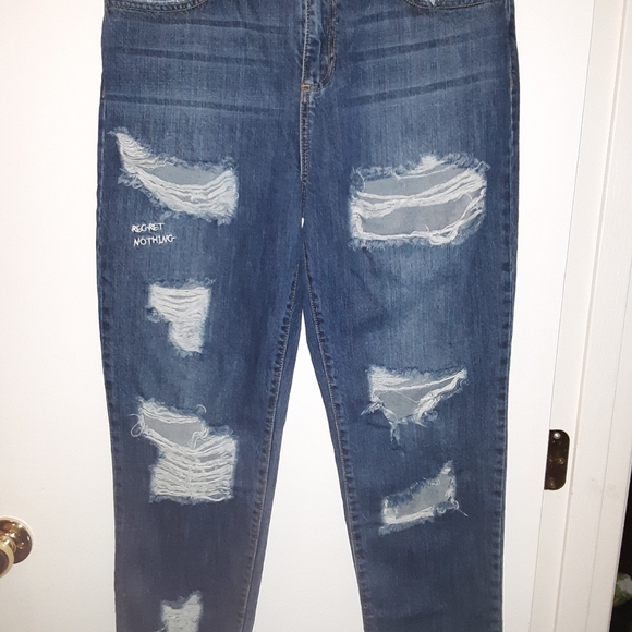 Distressed jeans - Picture 3 of 4